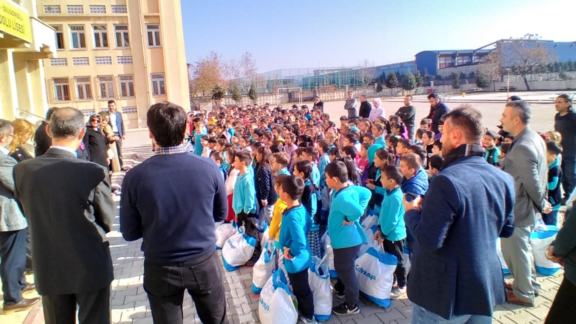 İstanbul Beyoğlu Belediyesi deprem dolayısıyla   okulumuz öğrencilerine kıyafet desteğinde bulundular.